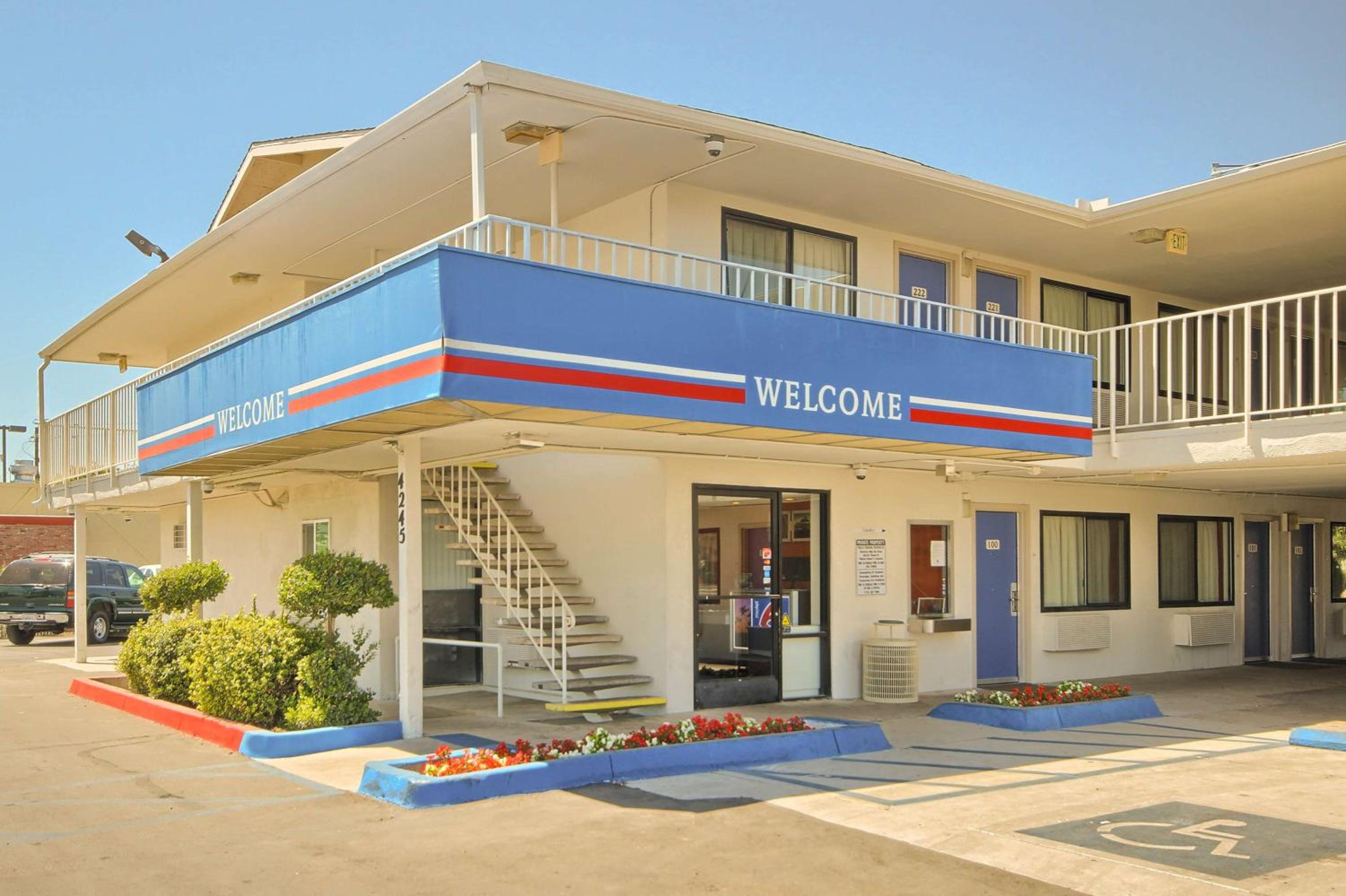 Fresno Vacations - Motel 6-Fresno, CA - Blackstone North - Property Image 19