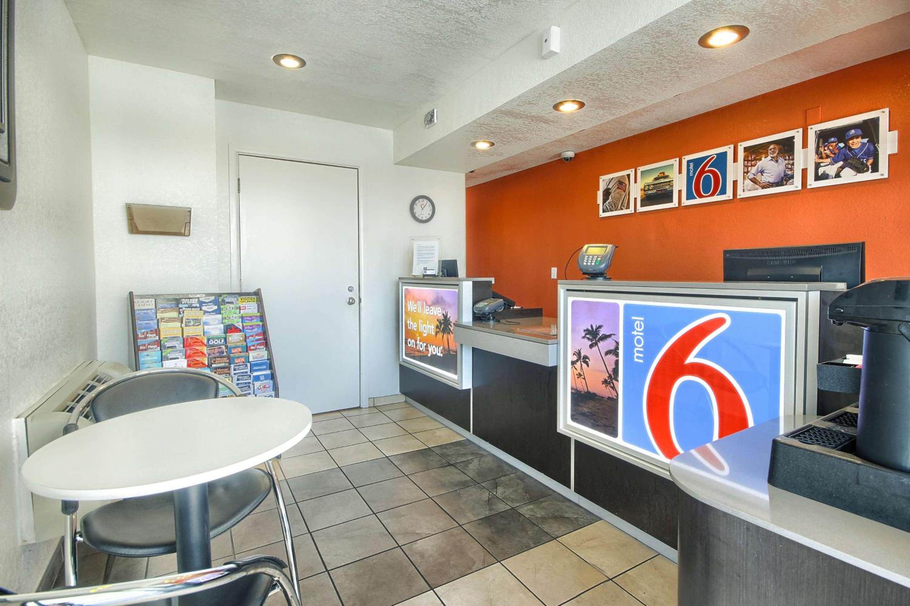Fresno Vacations - Motel 6-Fresno, CA - Blackstone North - Property Image 4