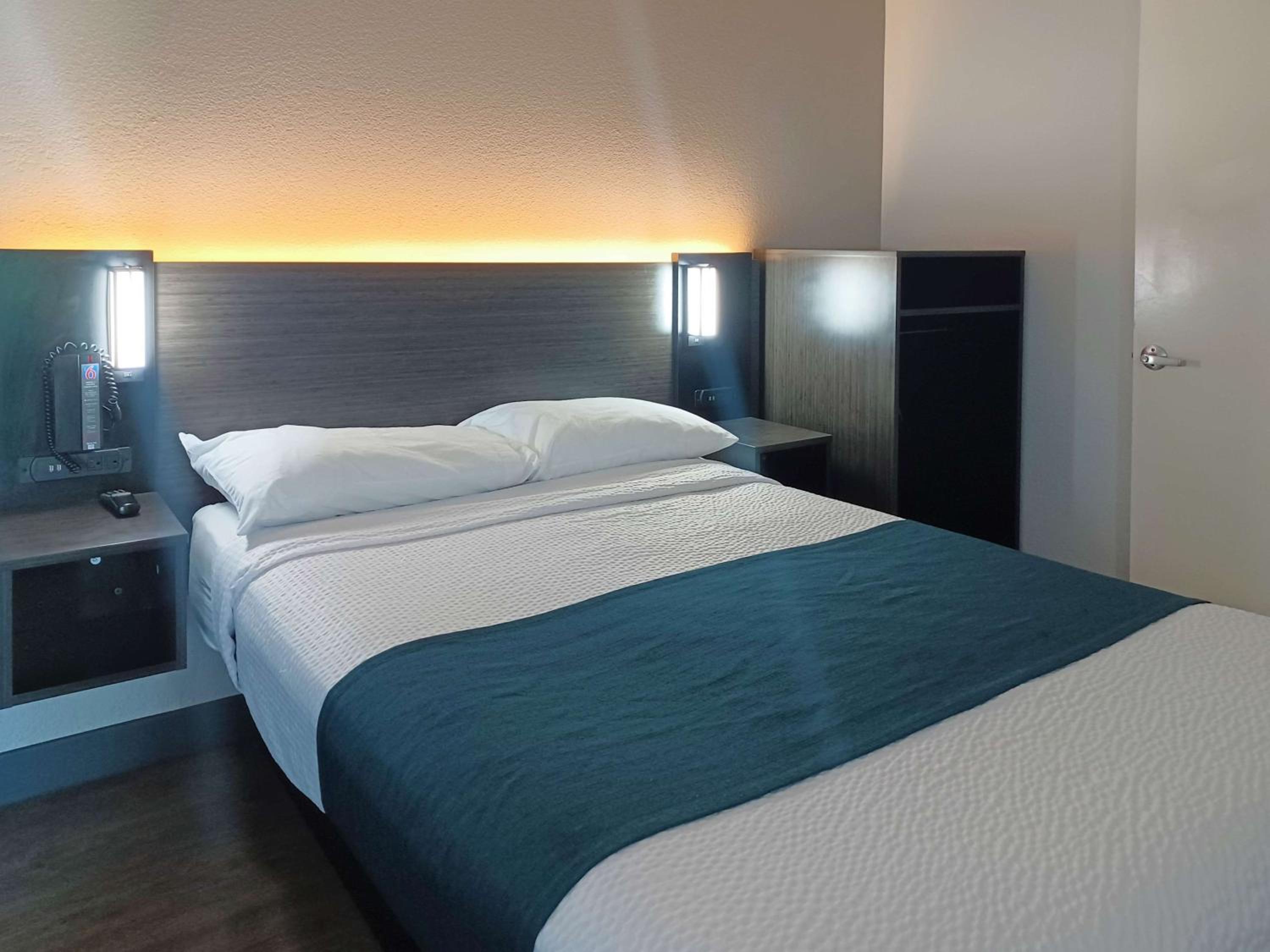 Fresno Vacations - Motel 6-Fresno, CA - Blackstone North - Property Image 17
