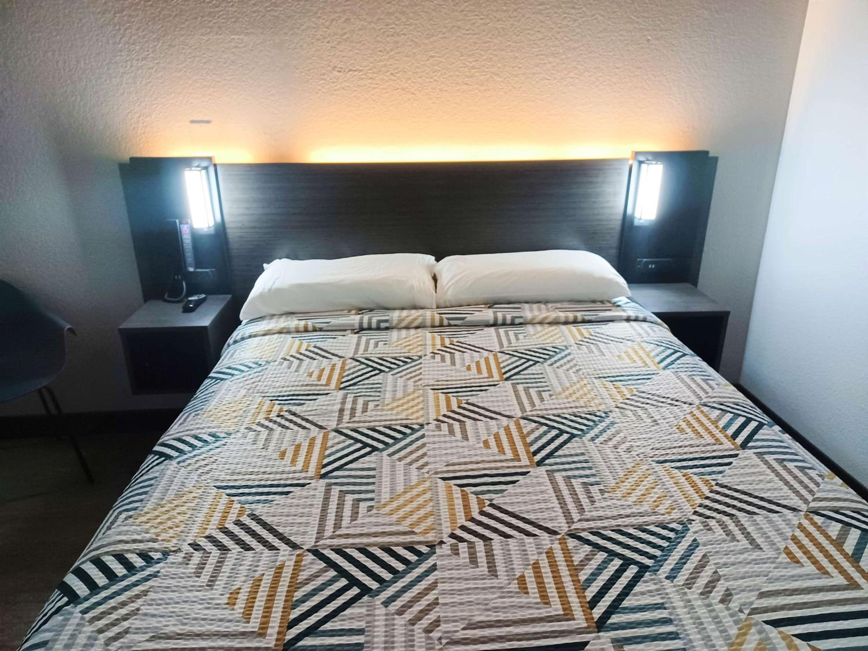 Fresno Vacations - Motel 6-Fresno, CA - Blackstone North - Property Image 15