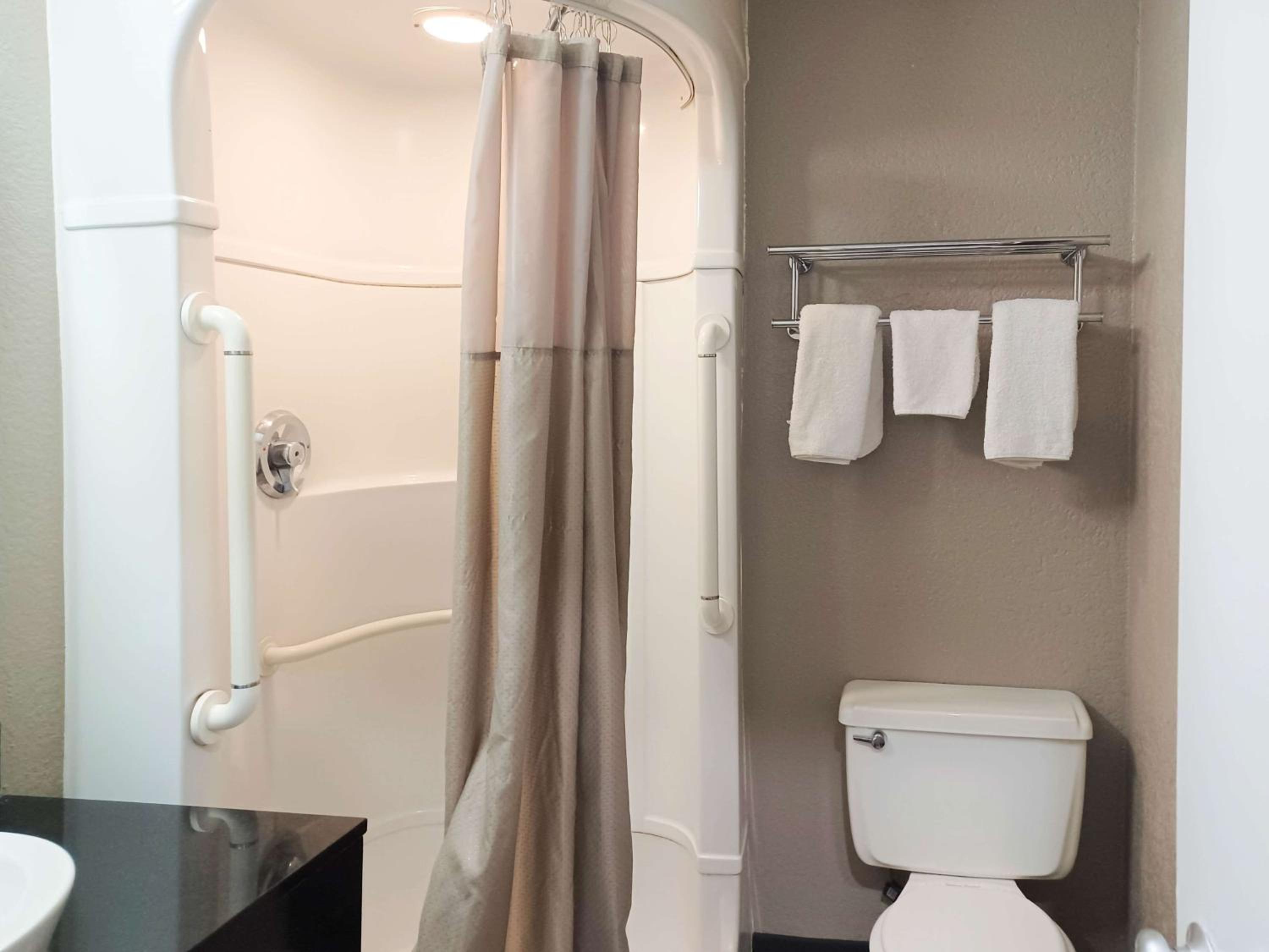 Fresno Vacations - Motel 6-Fresno, CA - Blackstone North - Property Image 6