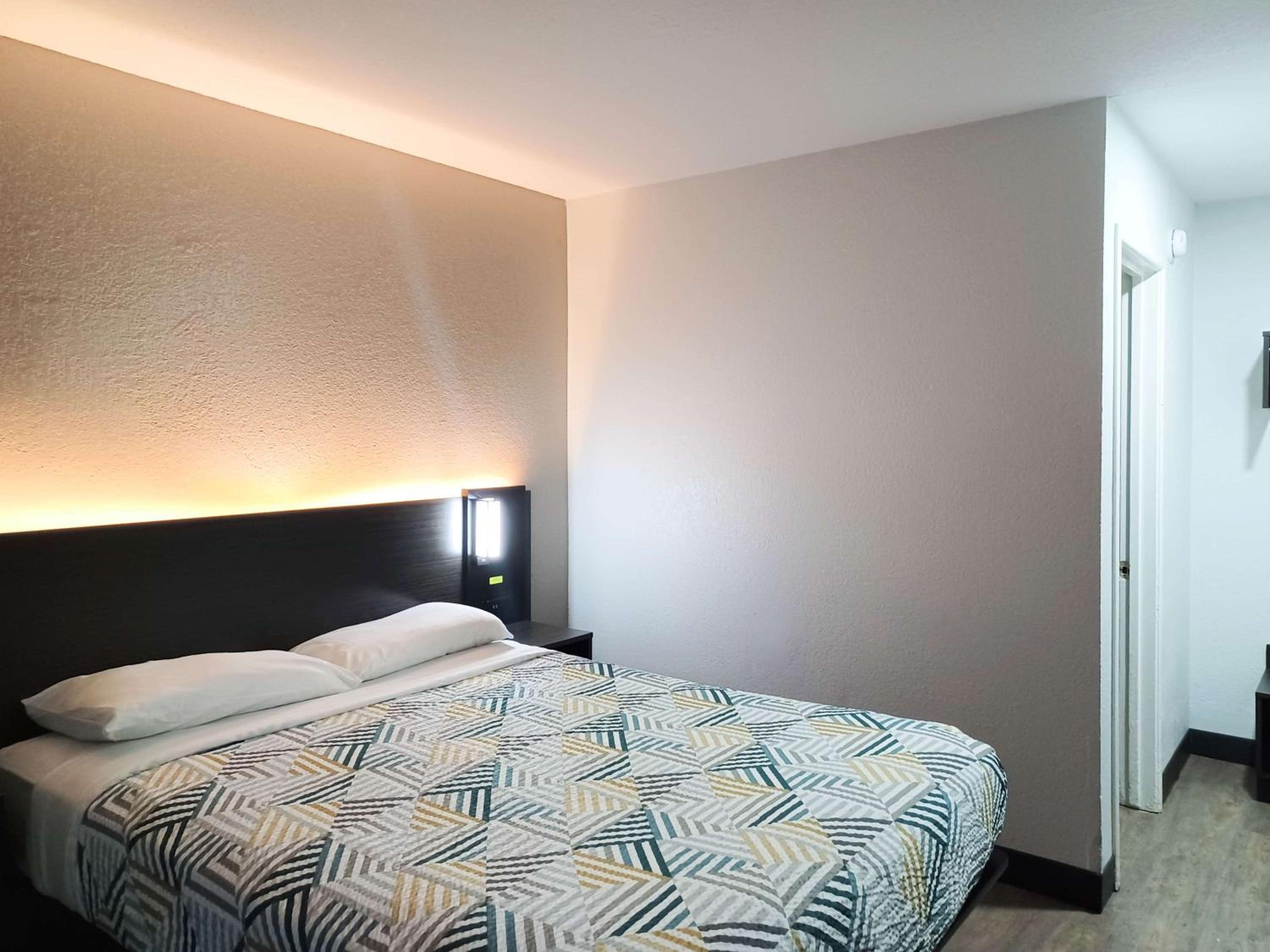 Fresno Vacations - Motel 6-Fresno, CA - Blackstone North - Property Image 13
