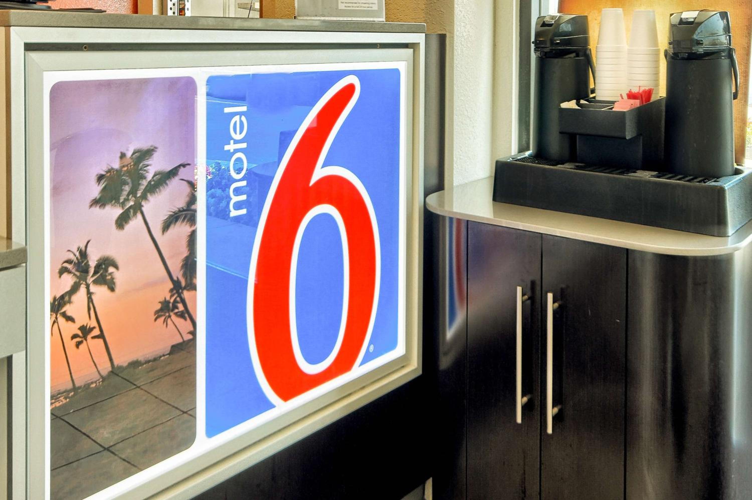 Fresno Vacations - Motel 6-Fresno, CA - Blackstone North - Property Image 3