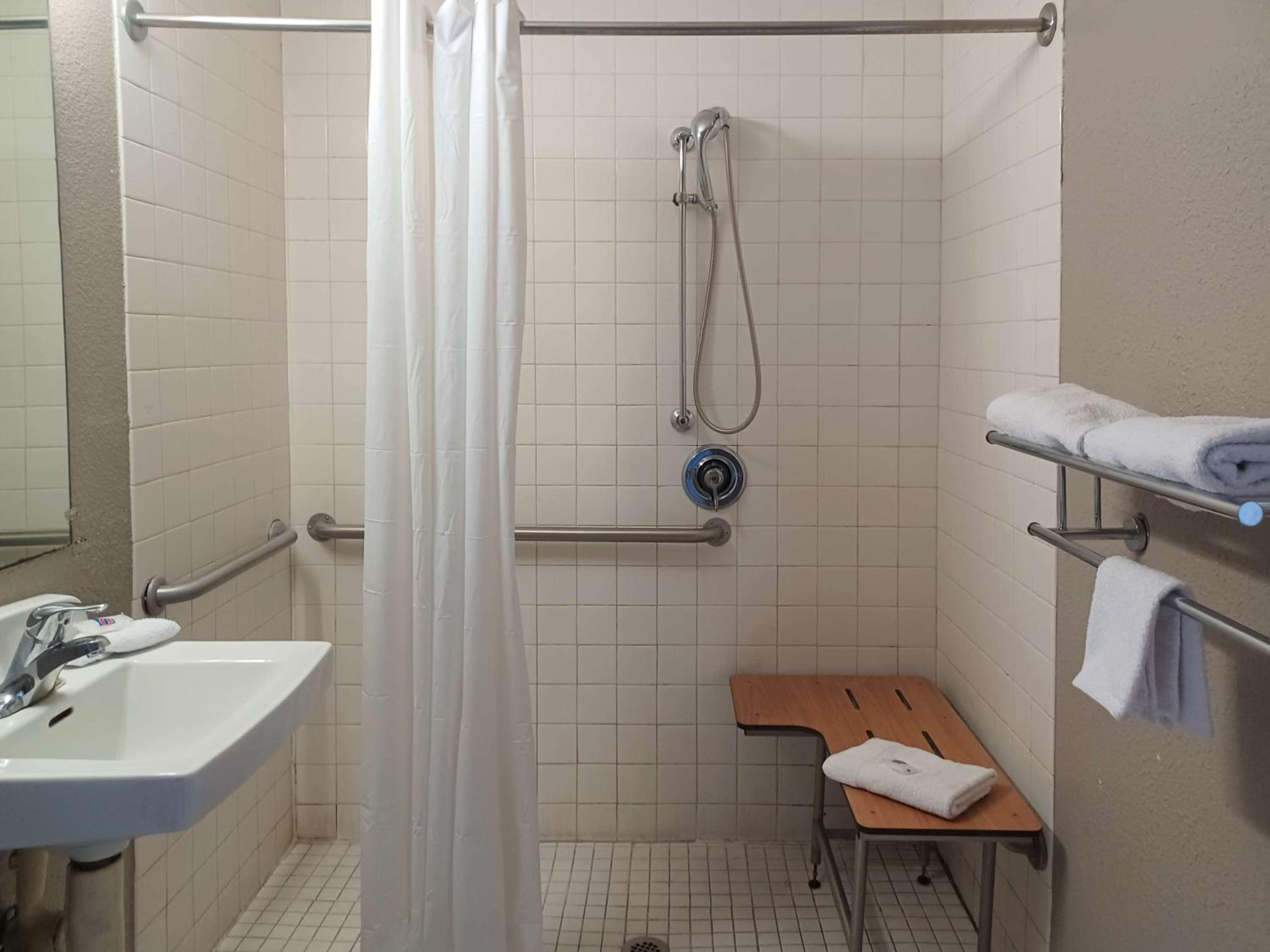 Fresno Vacations - Motel 6-Fresno, CA - Blackstone North - Property Image 5