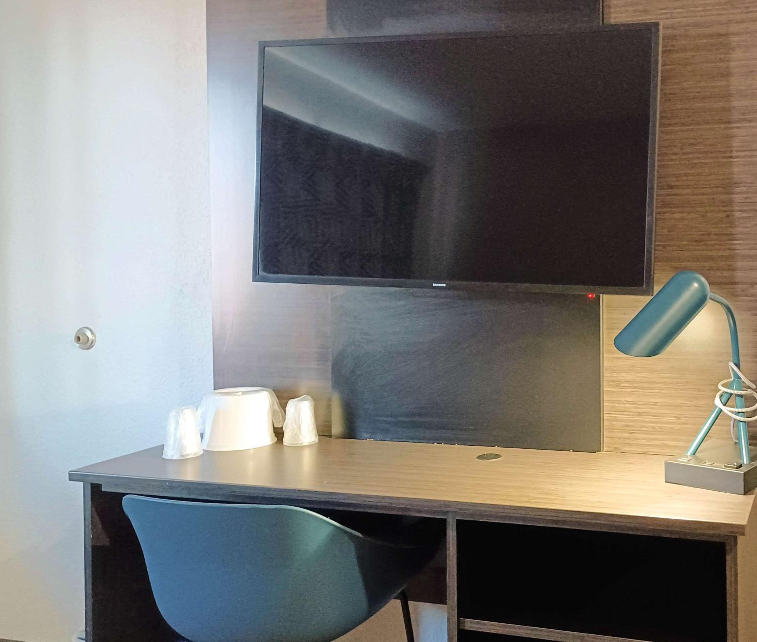 Fresno Vacations - Motel 6-Fresno, CA - Blackstone North - Property Image 7