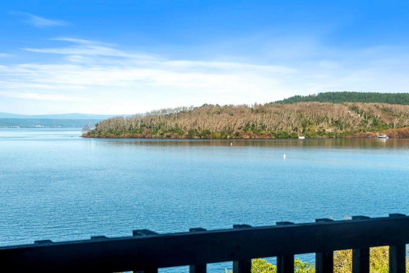 All Decked Out ON the Lake - Taupo view 4