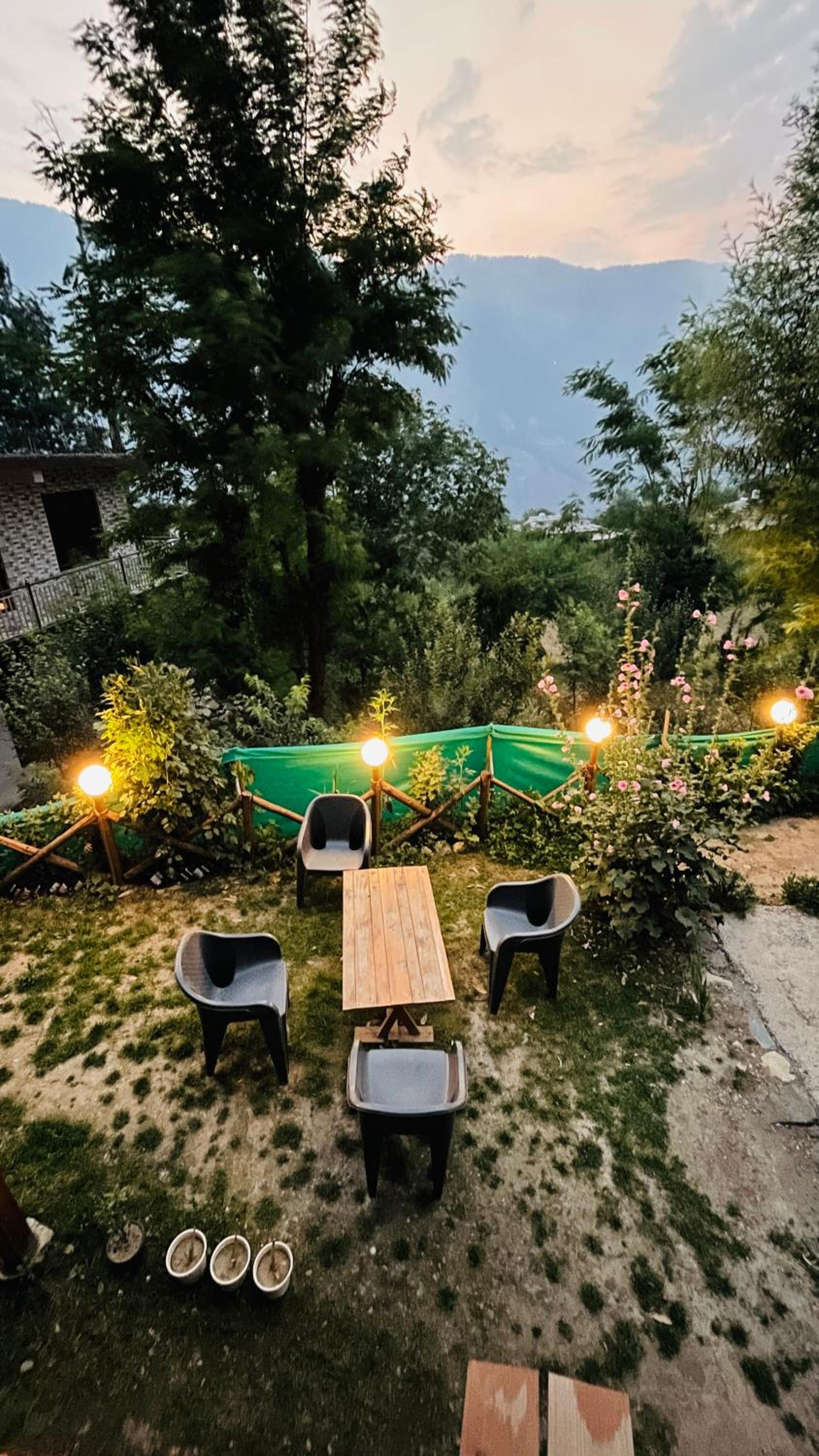 Rustic wood house - A village home stay in Jibhi Valley