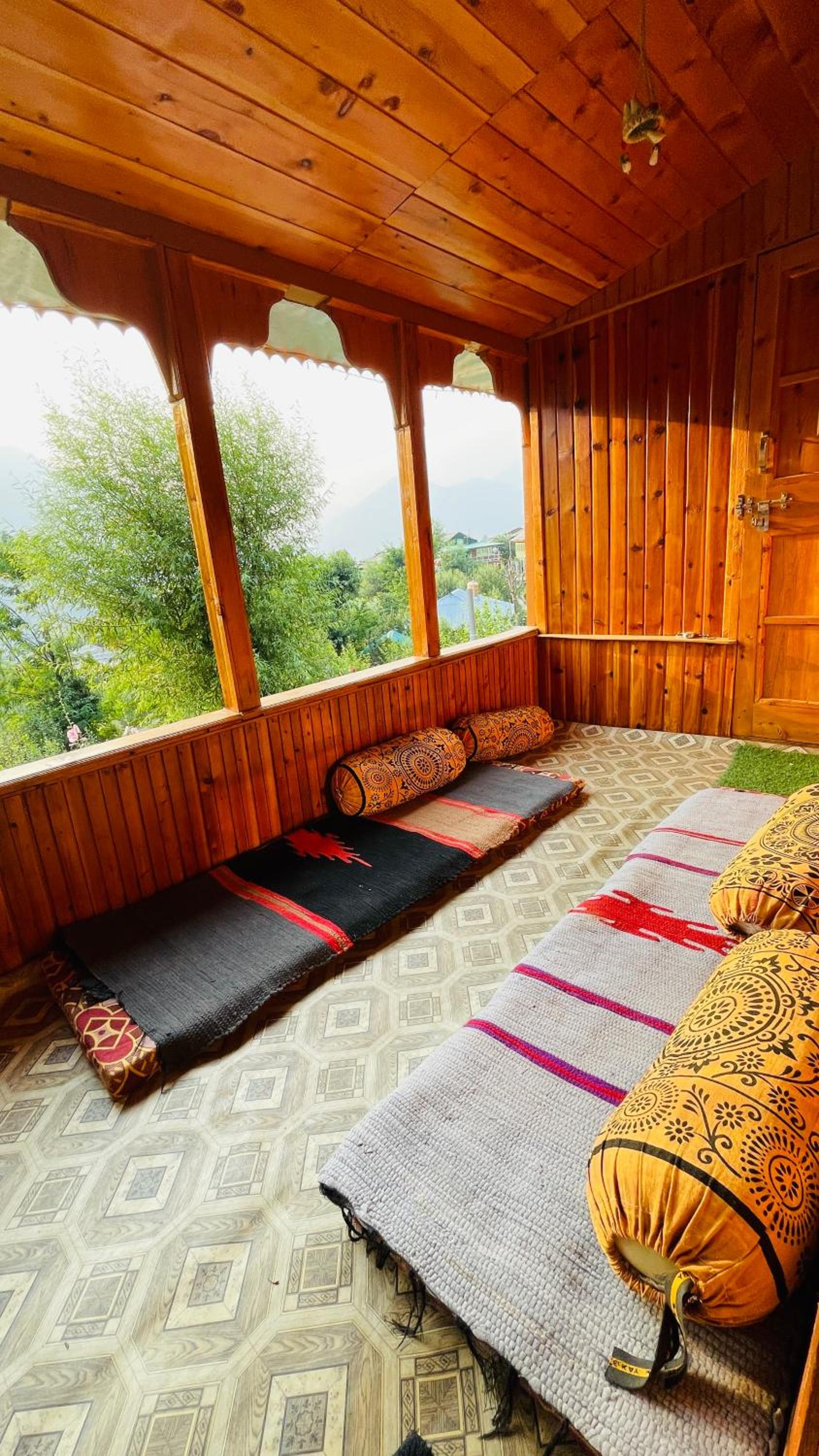 Rustic wood house - A village home stay in Jibhi Valley