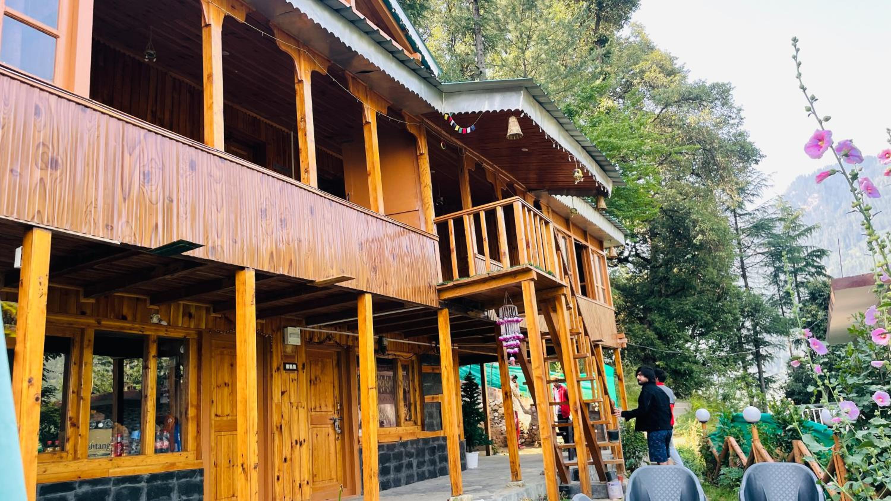 Rustic wood house - A village home stay in Jibhi Valley