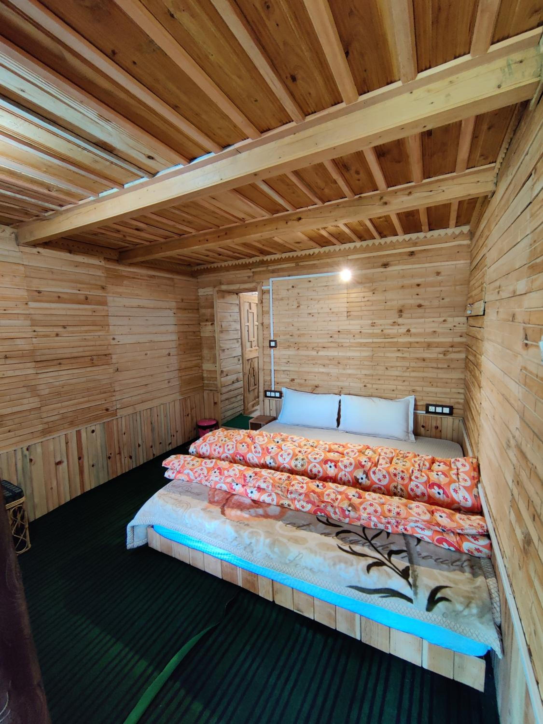 Rustic wood house - A village home stay in Jibhi Valley