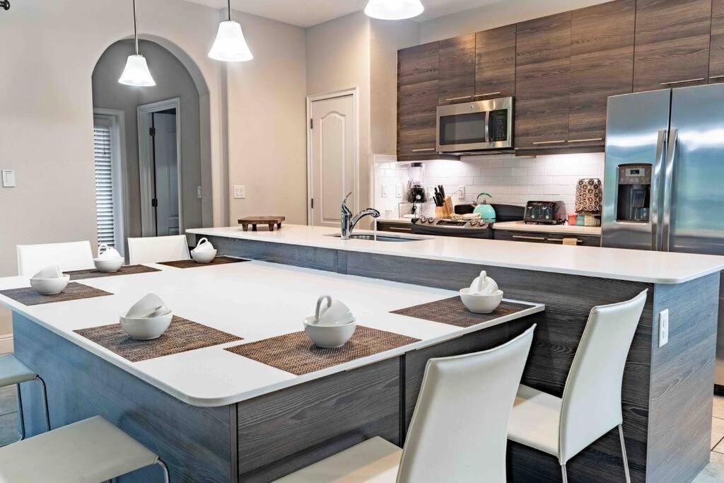 SPACIOUS 6bdrm Villa near ALL the attractions!! view 3