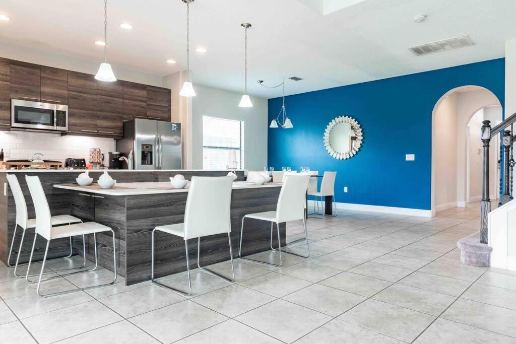 SPACIOUS 6bdrm Villa near ALL the attractions!! view 5