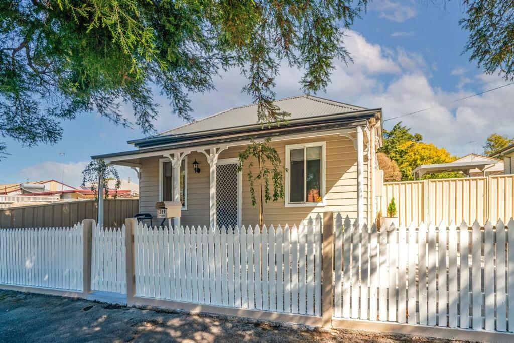 Bright, Cosy Cottage Central To Town - CBD