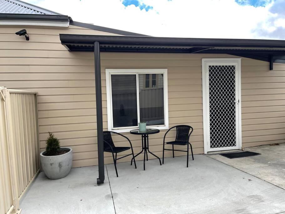 Bright, Cosy Cottage Central To Town - CBD