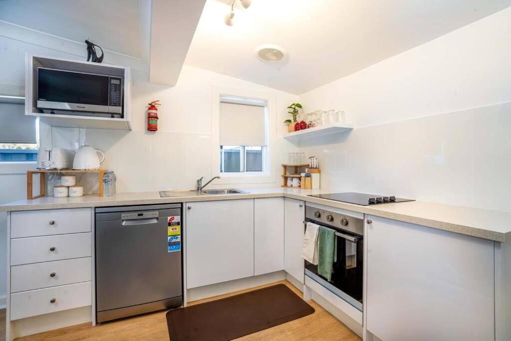 Bright, Cosy Cottage Central To Town - CBD