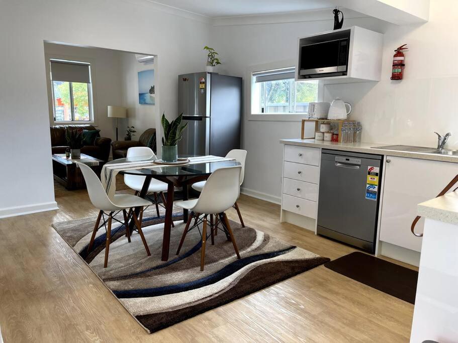 Bright, Cosy Cottage Central To Town - CBD