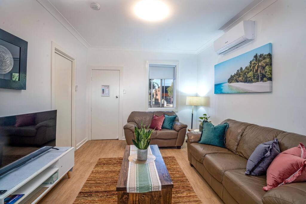 Bright, Cosy Cottage Central To Town - CBD