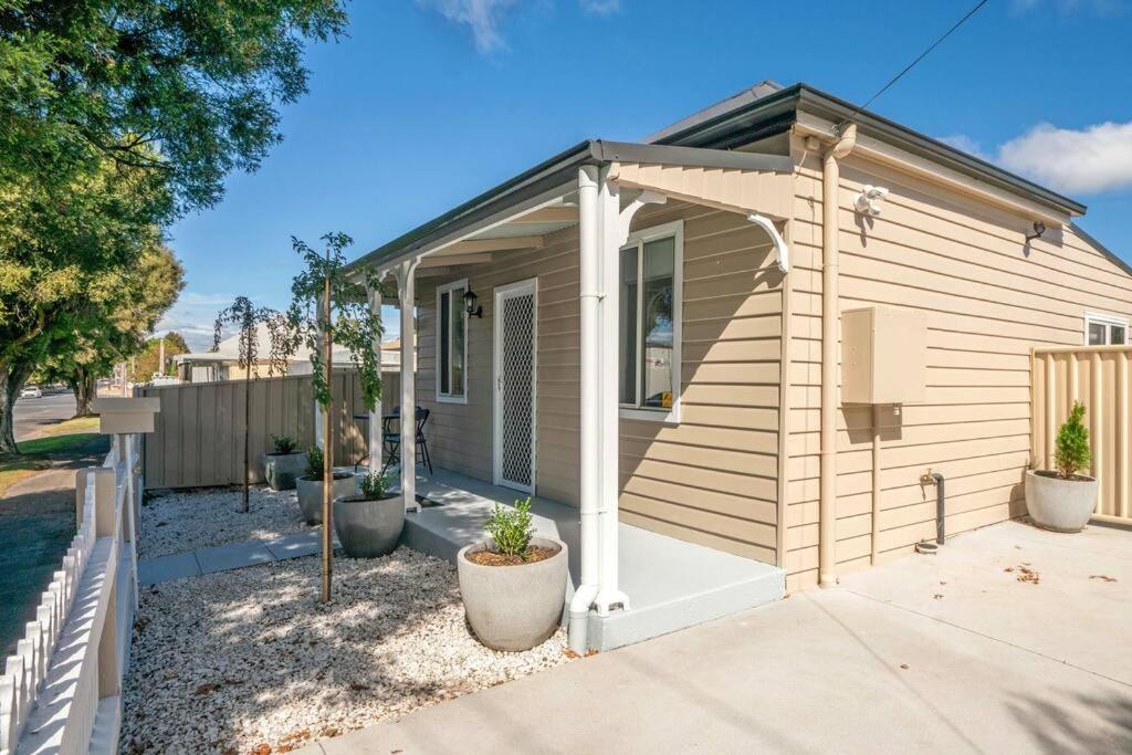 Bright, Cosy Cottage Central To Town - CBD