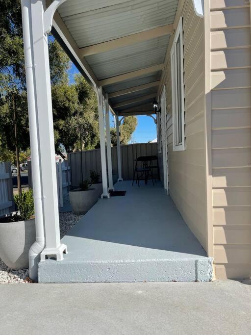 Bright, Cosy Cottage Central To Town - CBD
