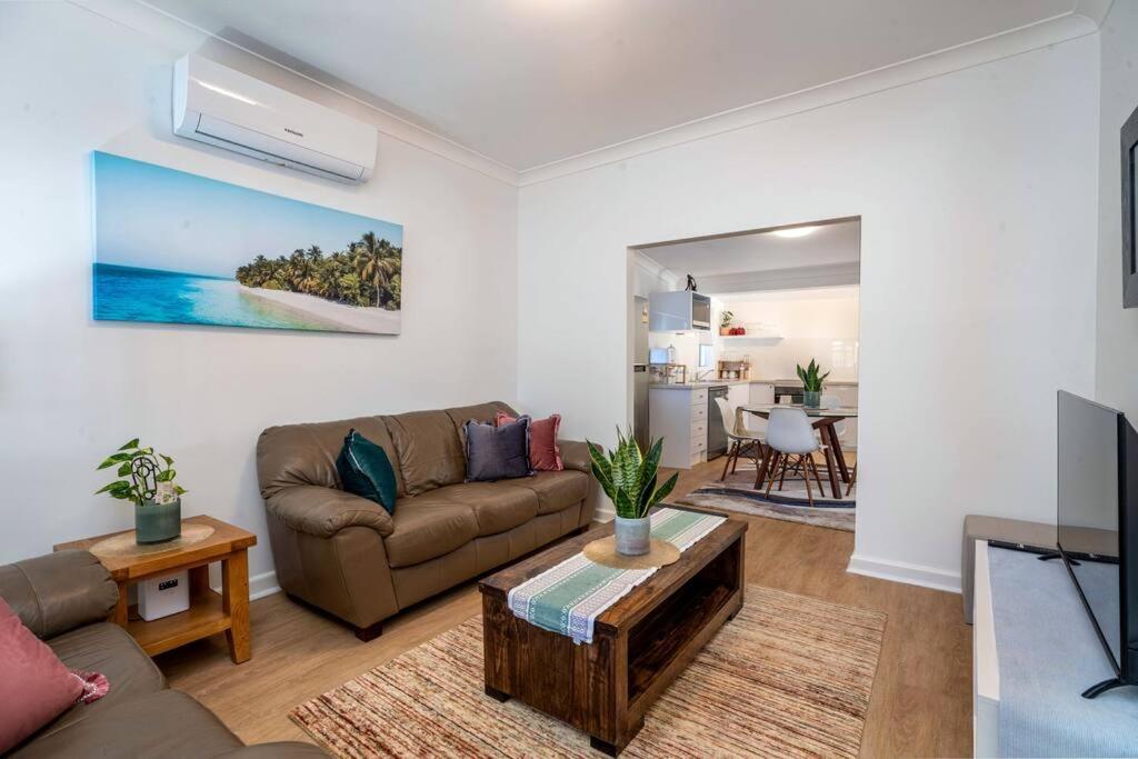 Bright, Cosy Cottage Central To Town - CBD