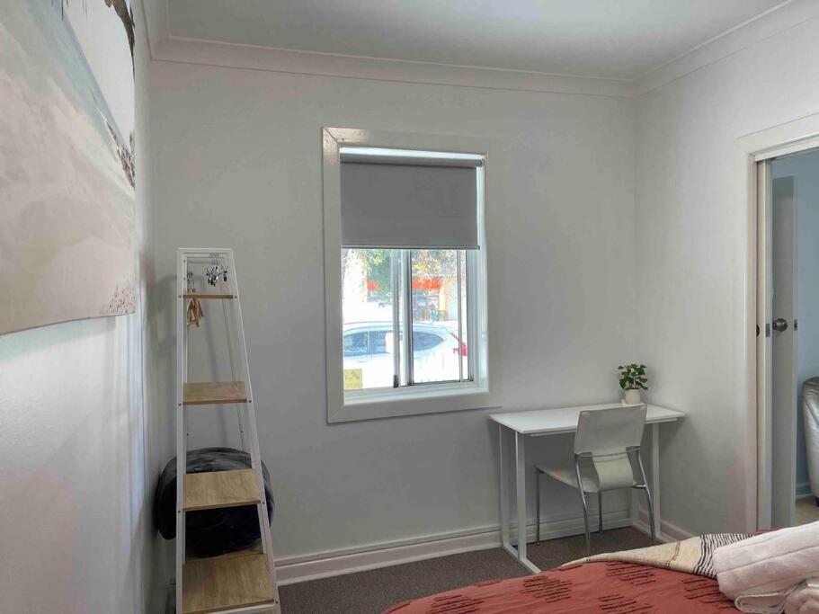 Bright, Cosy Cottage Central To Town - CBD