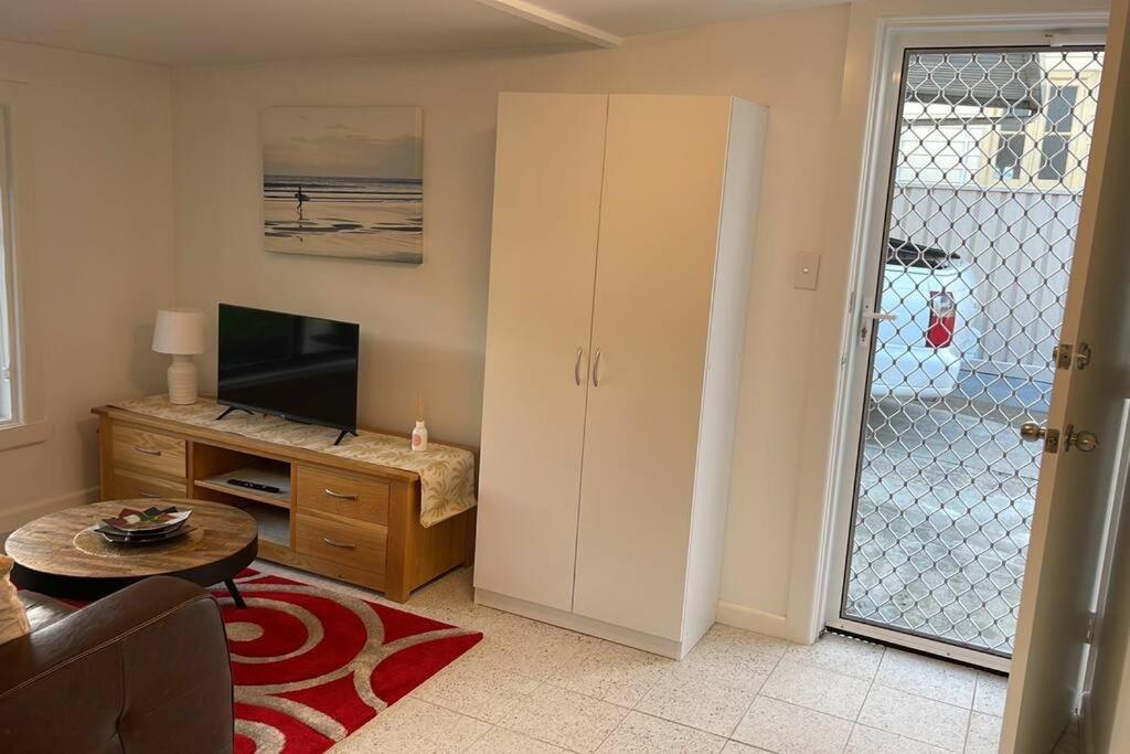 Bright, Cosy Cottage Central To Town - CBD