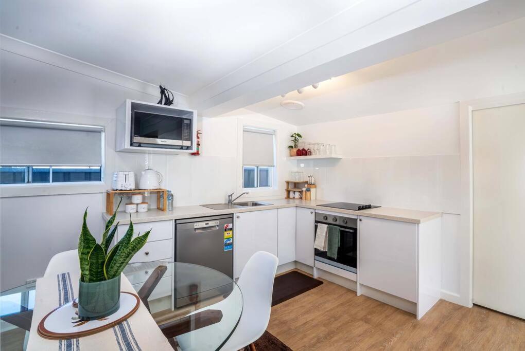 Bright, Cosy Cottage Central To Town - CBD