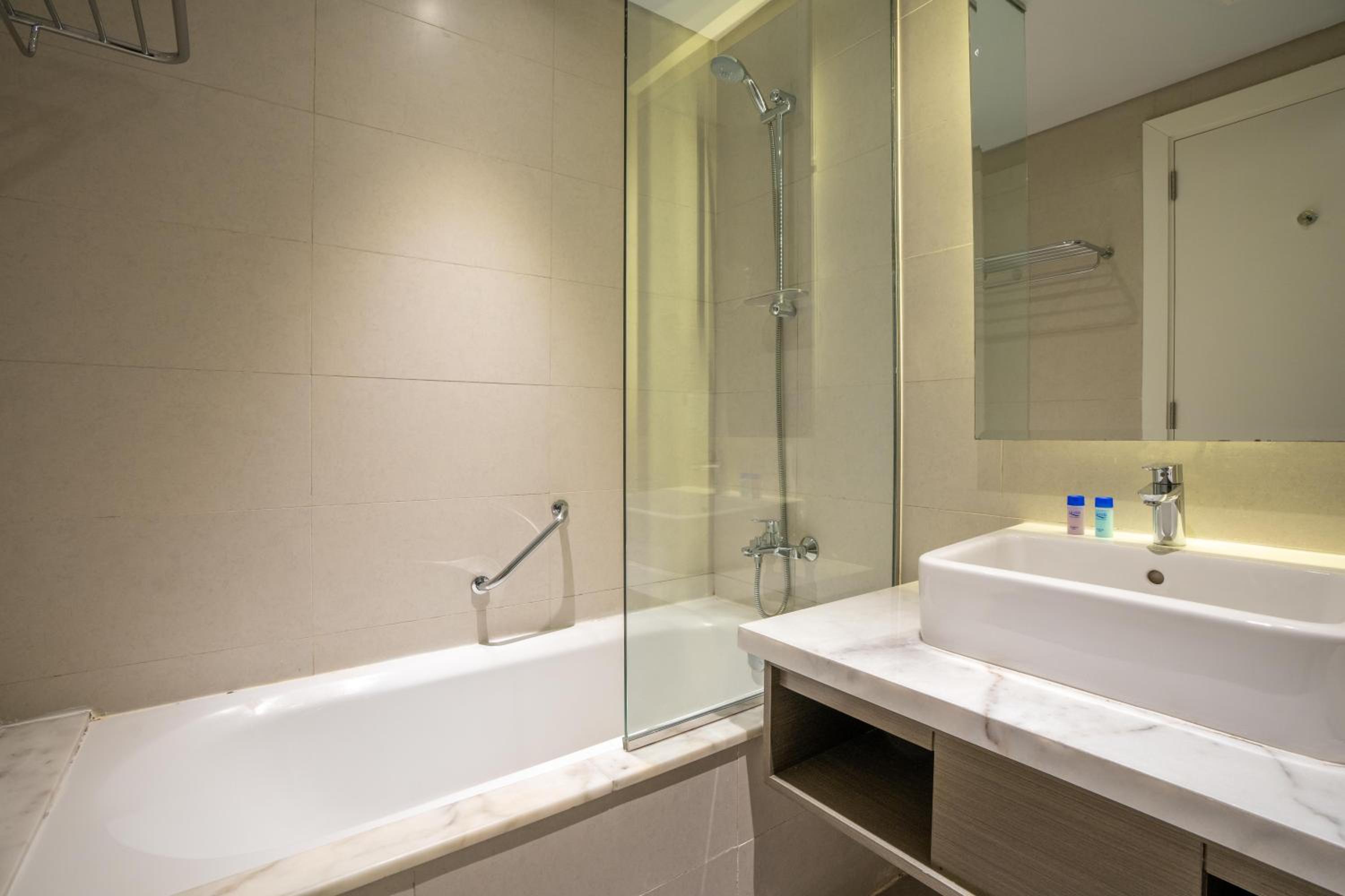 Vacay Lettings - Damac Prive studio with canal view