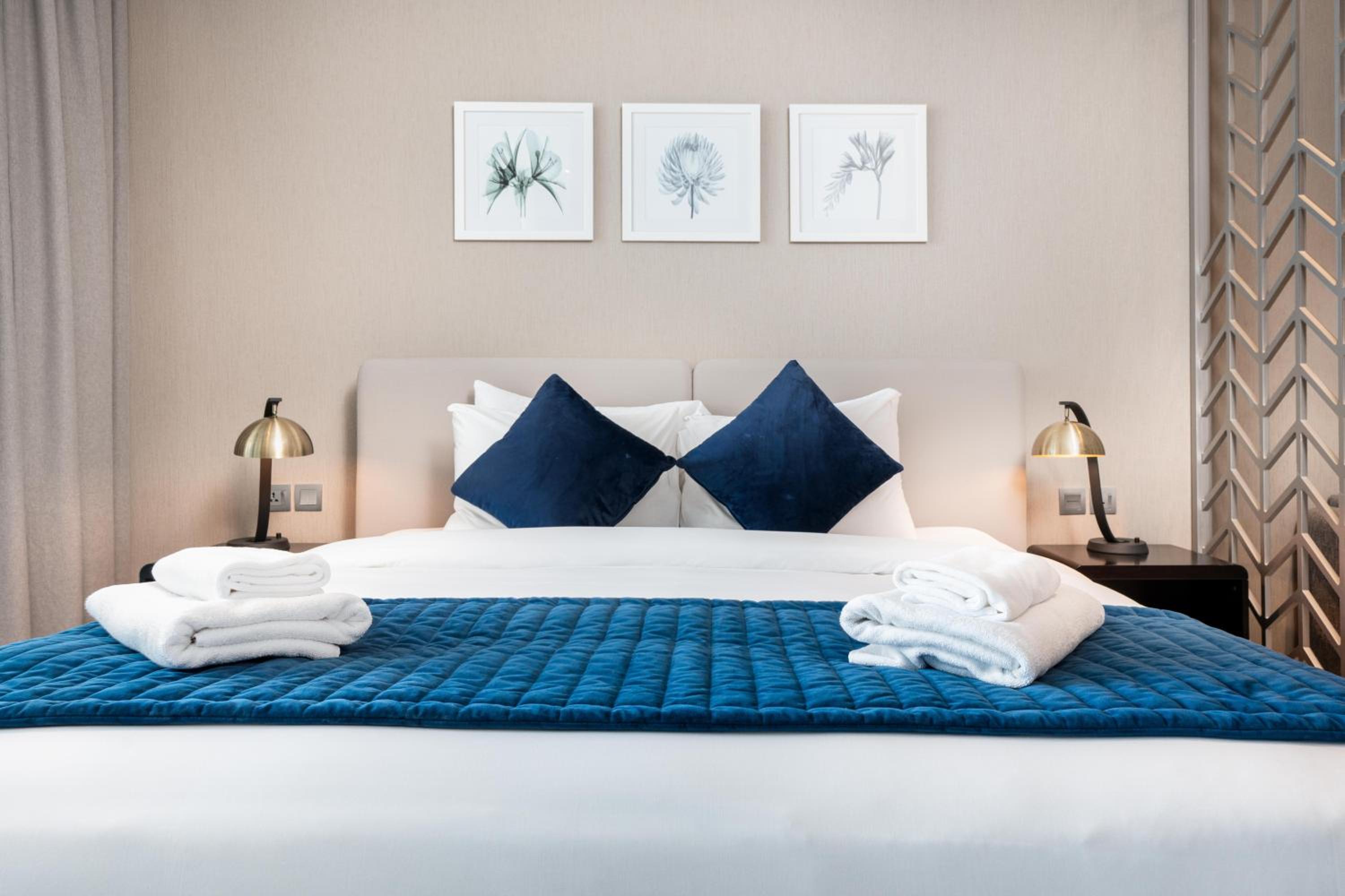 Vacay Lettings - Damac Prive studio with canal view