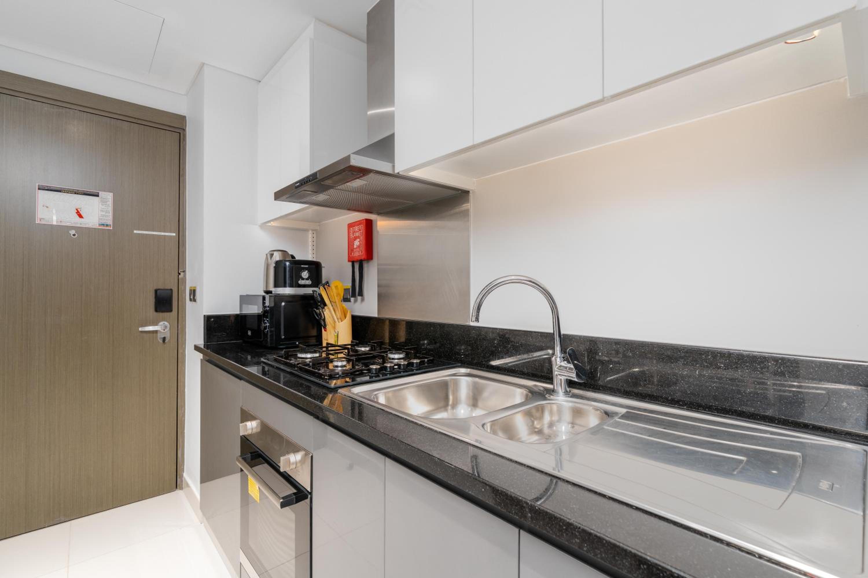 Vacay Lettings - Damac Prive studio with canal view