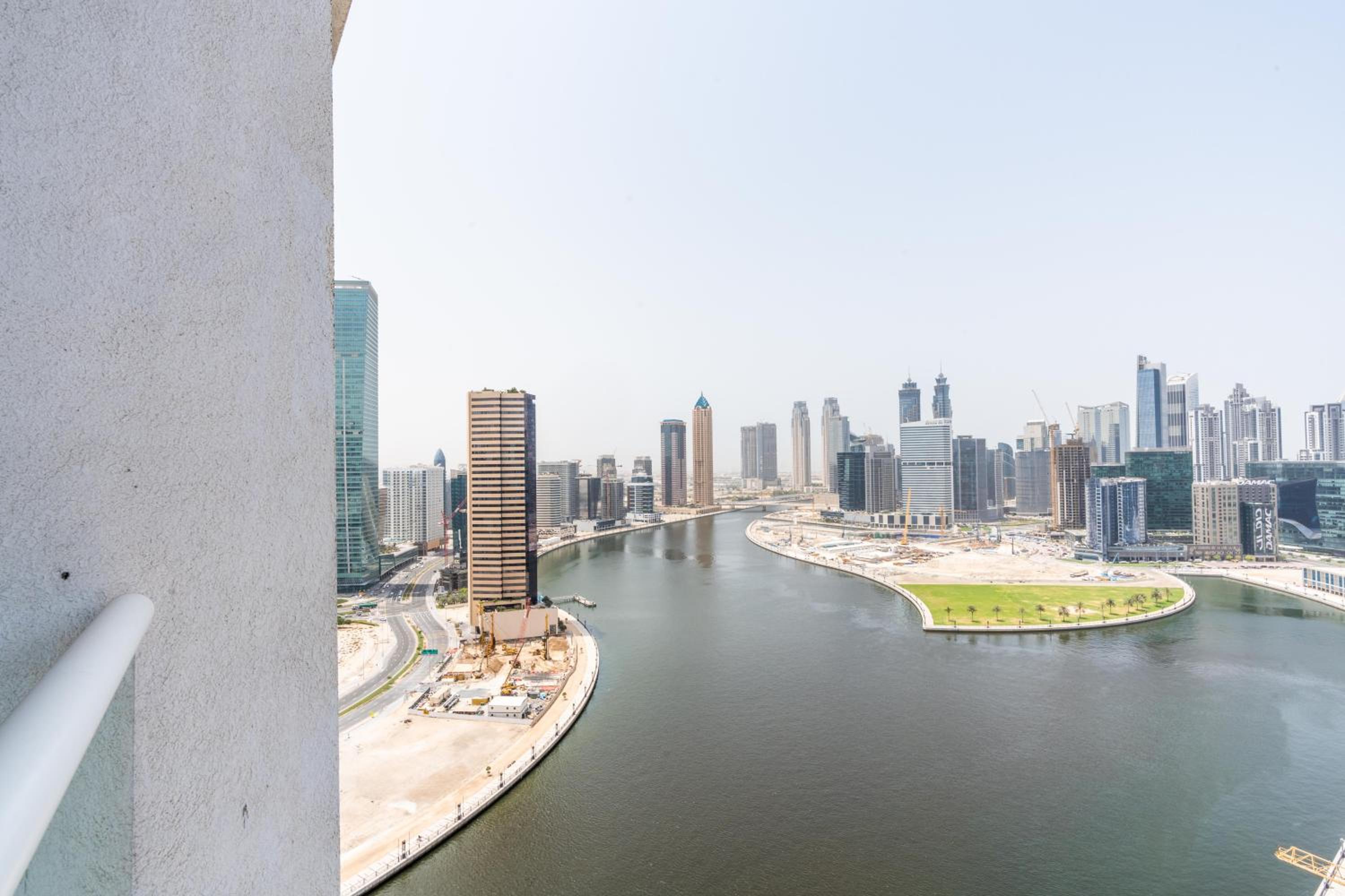 Vacay Lettings - Damac Prive studio with canal view