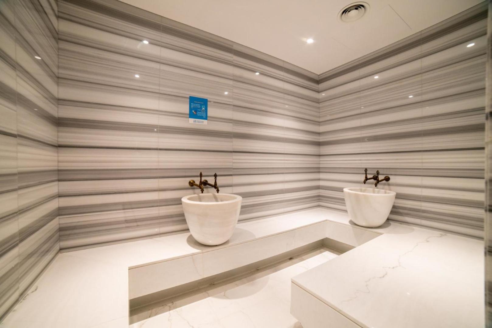 Vacay Lettings - Damac Prive studio with canal view