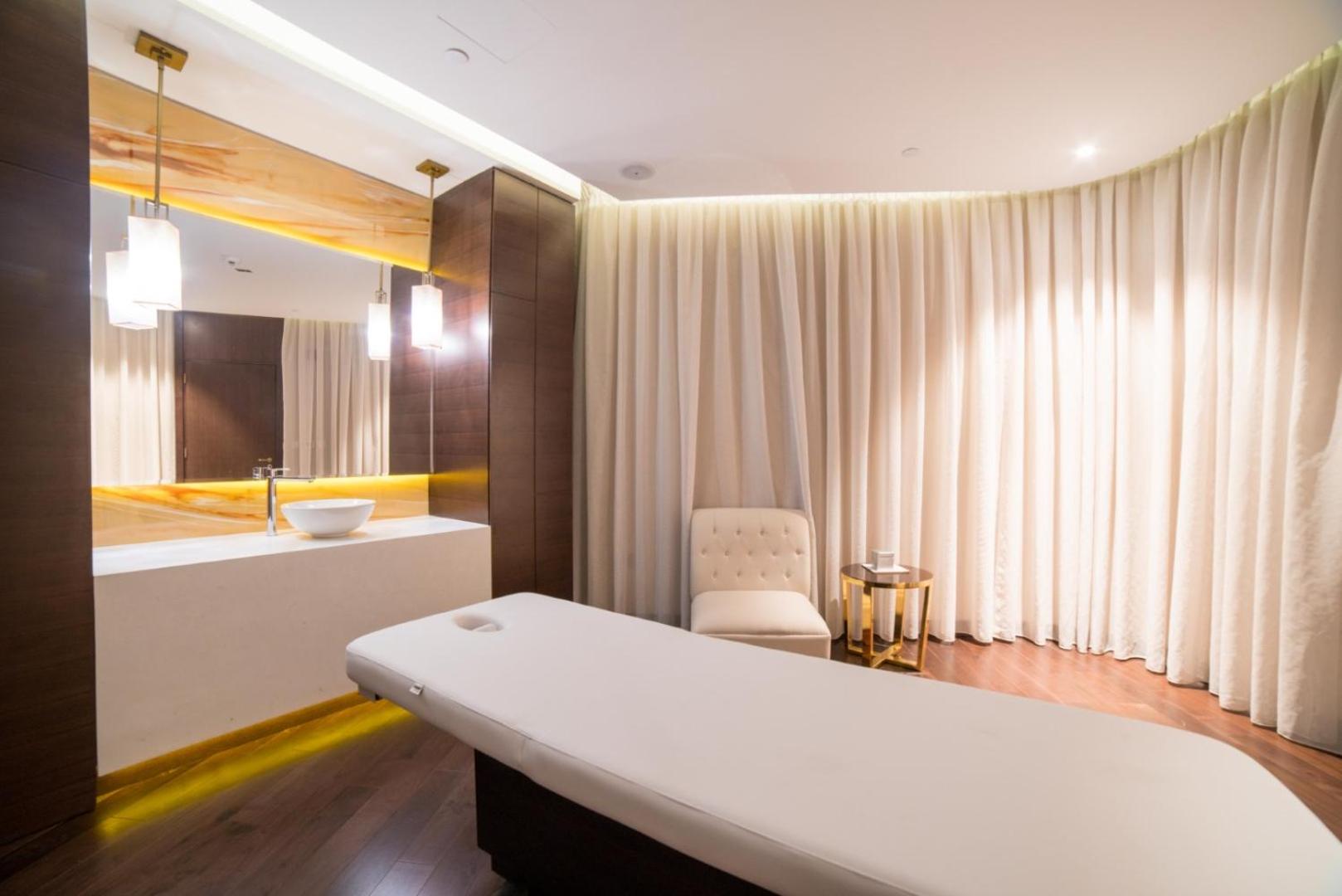 Vacay Lettings - Damac Prive studio with canal view
