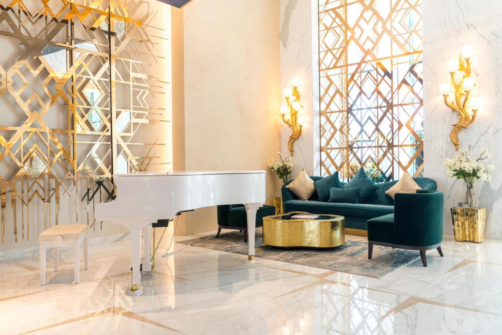 Vacay Lettings - Damac Prive studio with canal view