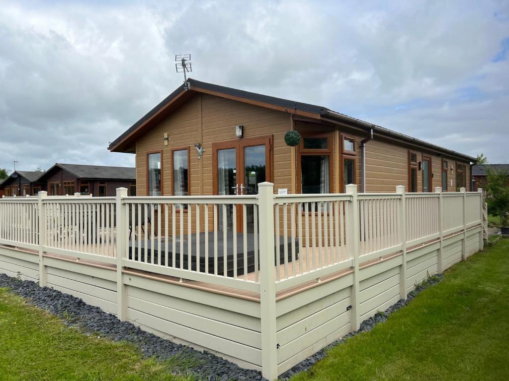 Malton Vacations - Kingfisher Lodge with Hot Tub - Property Image 1