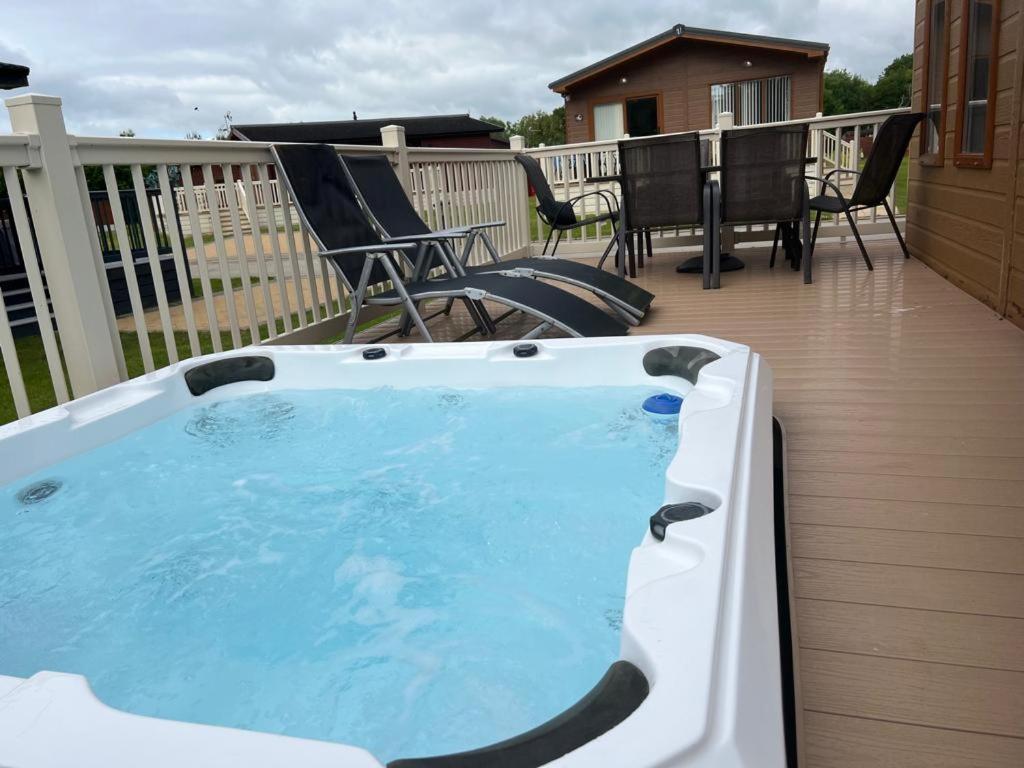 Kingfisher Lodge with Hot Tub view 3