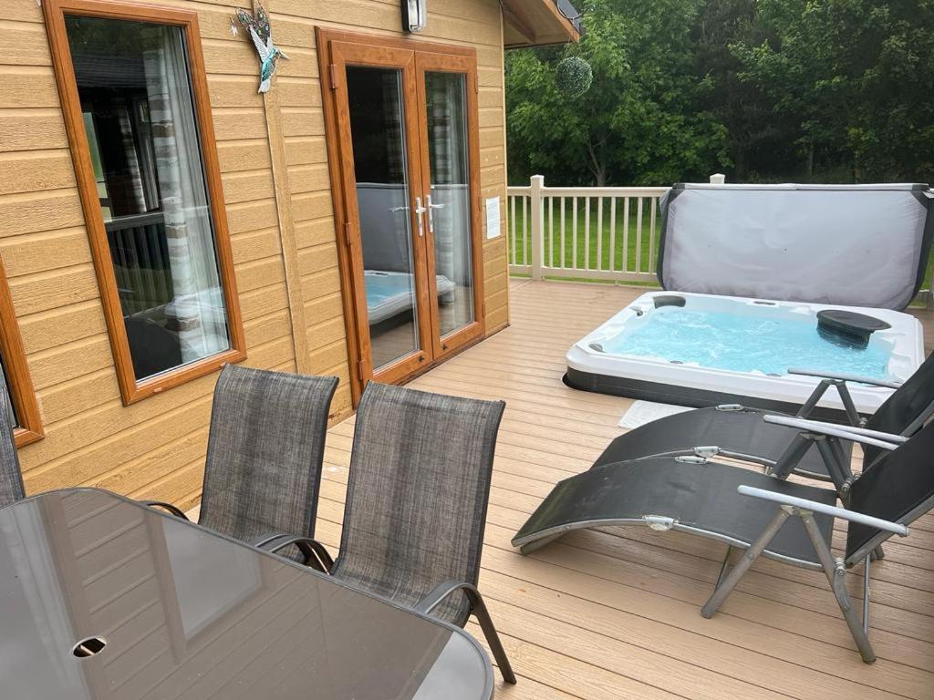 Kingfisher Lodge with Hot Tub view 5