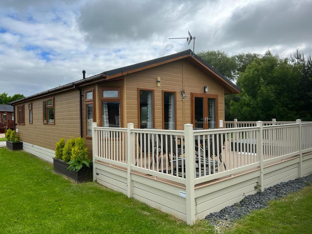 Kingfisher Lodge with Hot Tub view 2