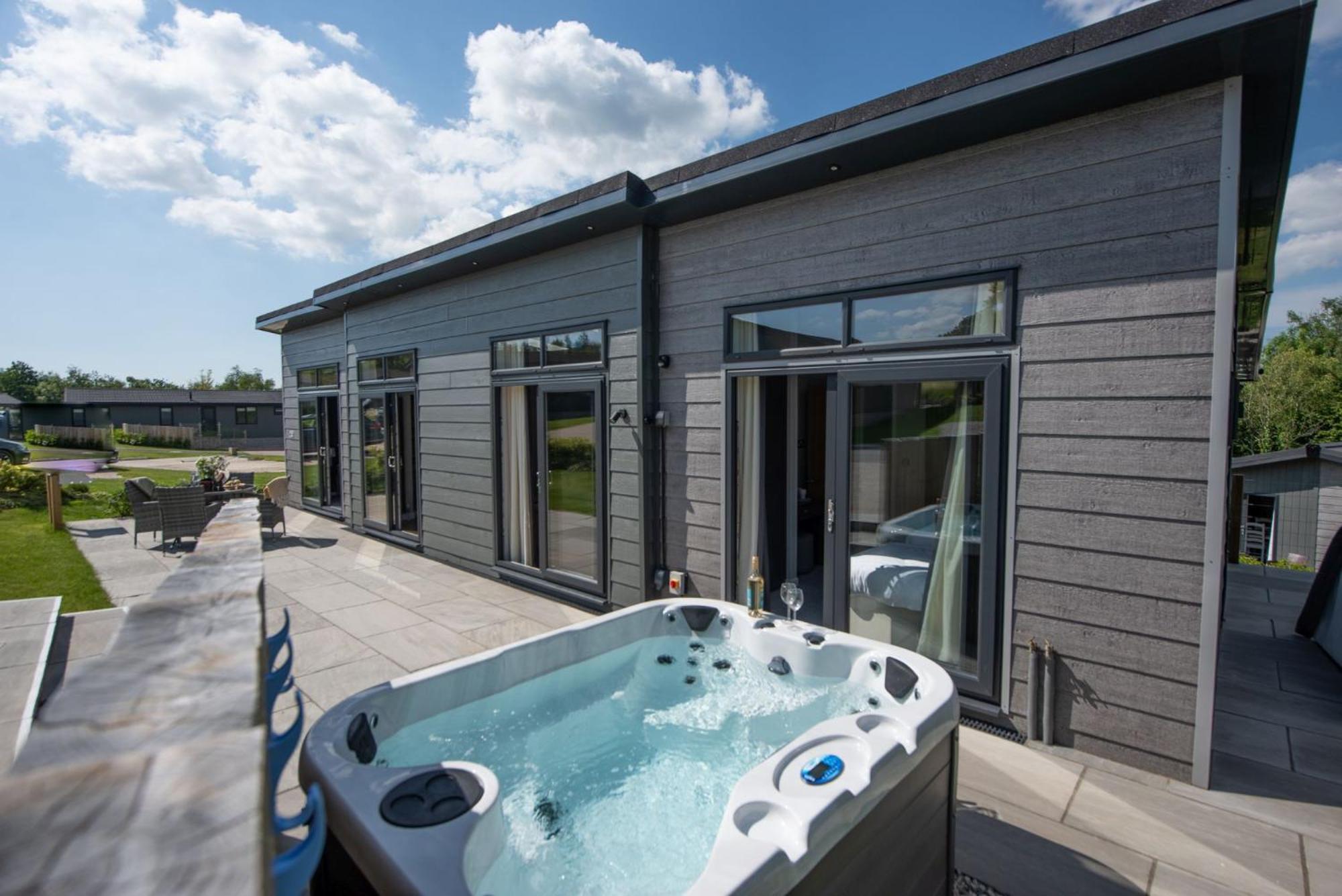 Primrose Lodge, 25 Roadford Lake Lodges view 3