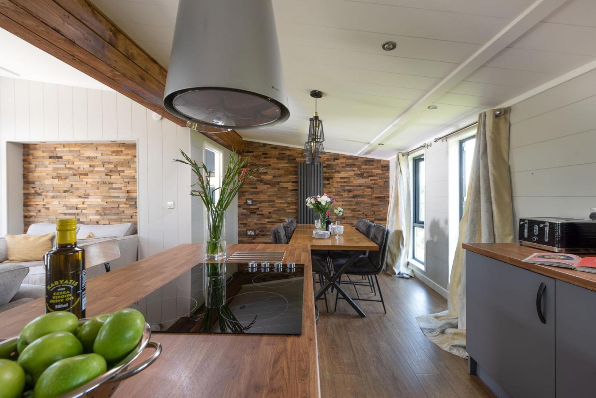 Primrose Lodge, 25 Roadford Lake Lodges view 4