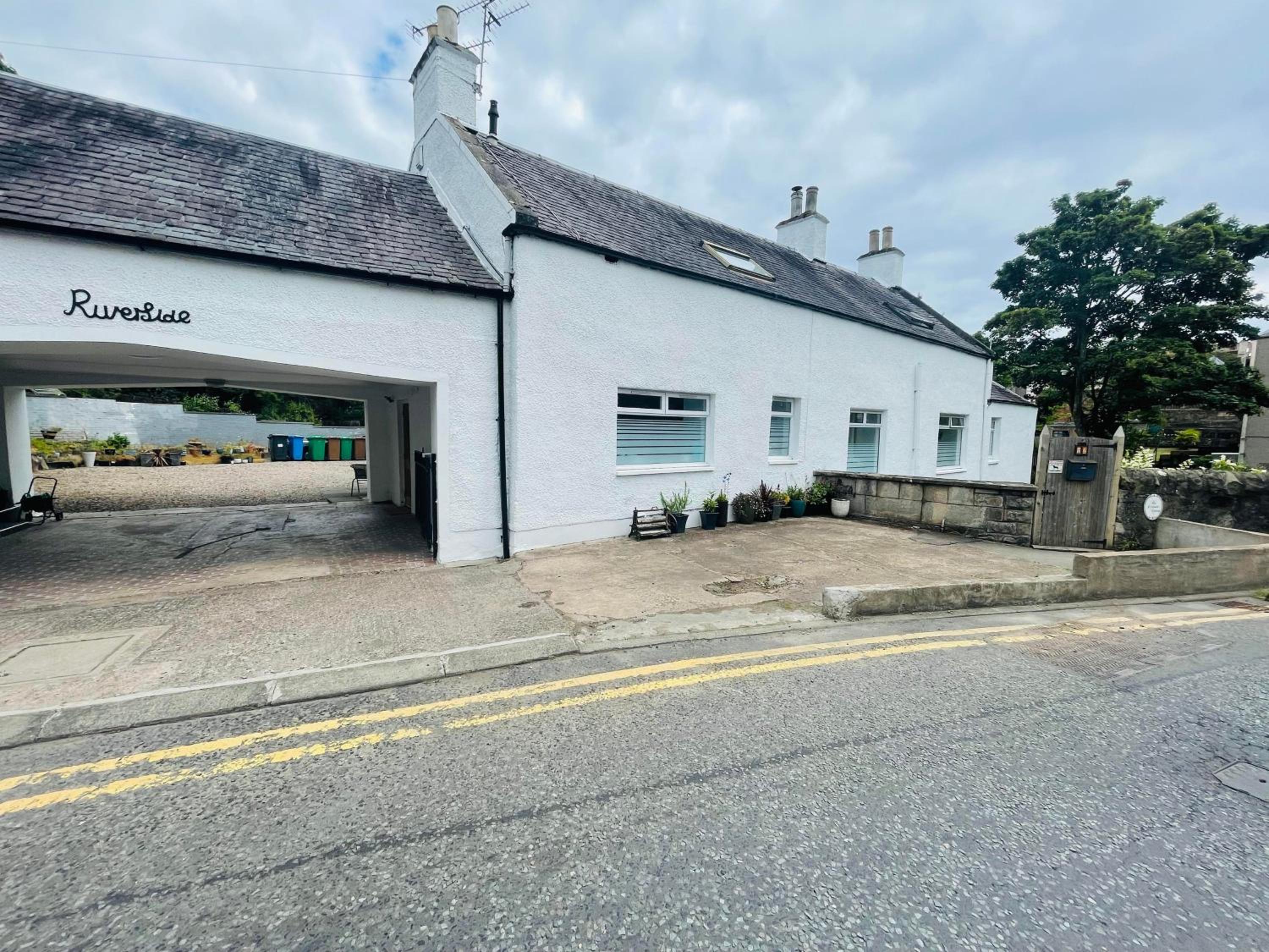 5 bedrooms sleeps 10-12 free wifi & parking garden view 2