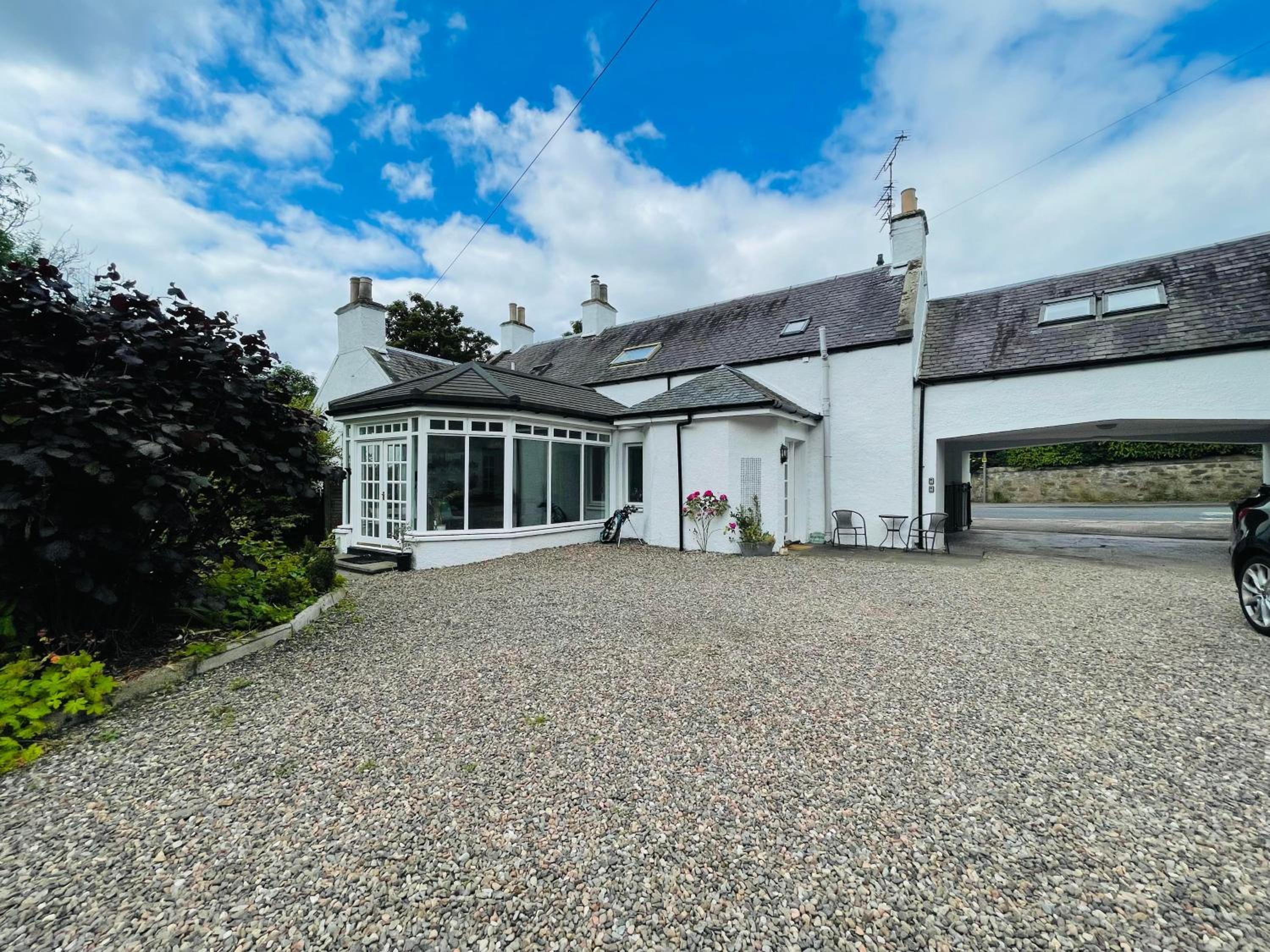 5 bedrooms sleeps 10-12 free wifi & parking garden view 3