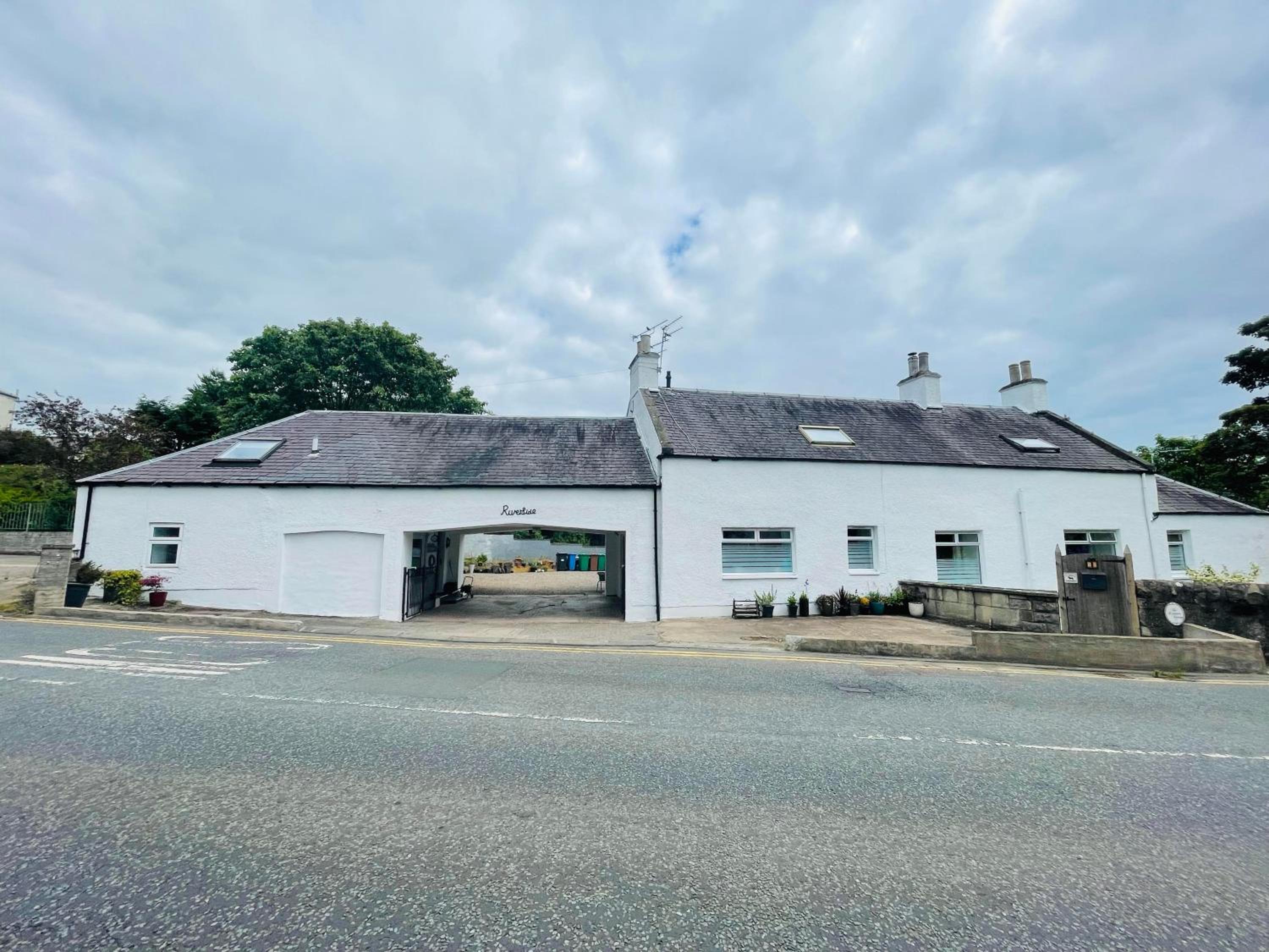 5 bedrooms sleeps 10-12 free wifi & parking garden view 4