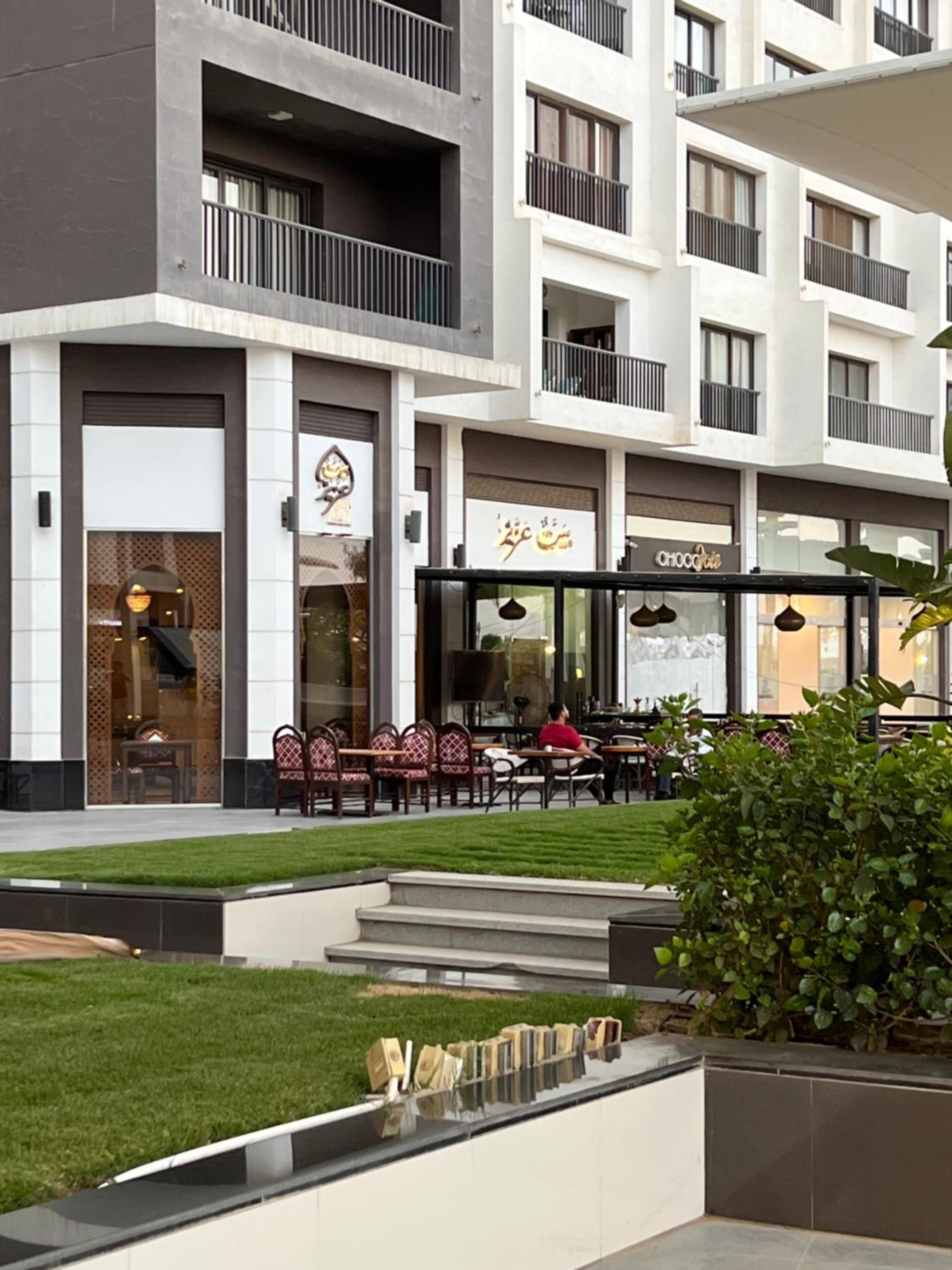 Elegant duplex with pool frontAUC