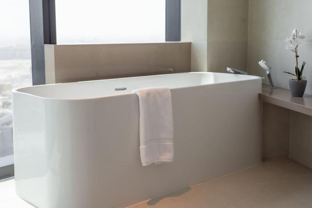 Exceptional high floor 3bed apartment by Suiteable