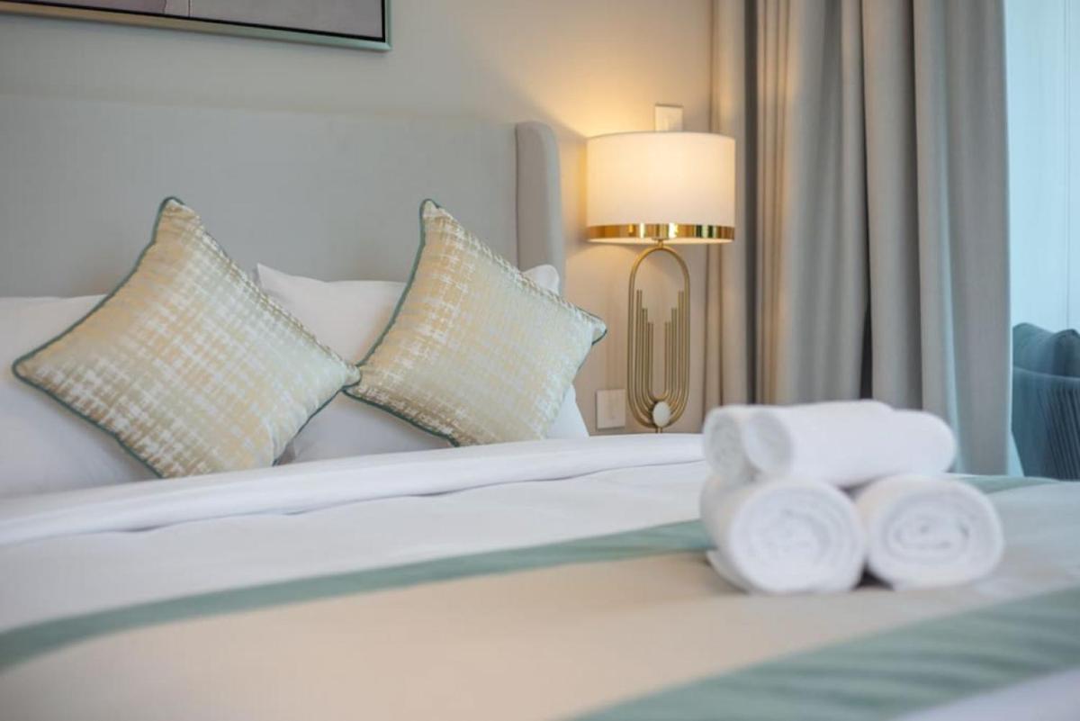 Exceptional high floor 3bed apartment by Suiteable