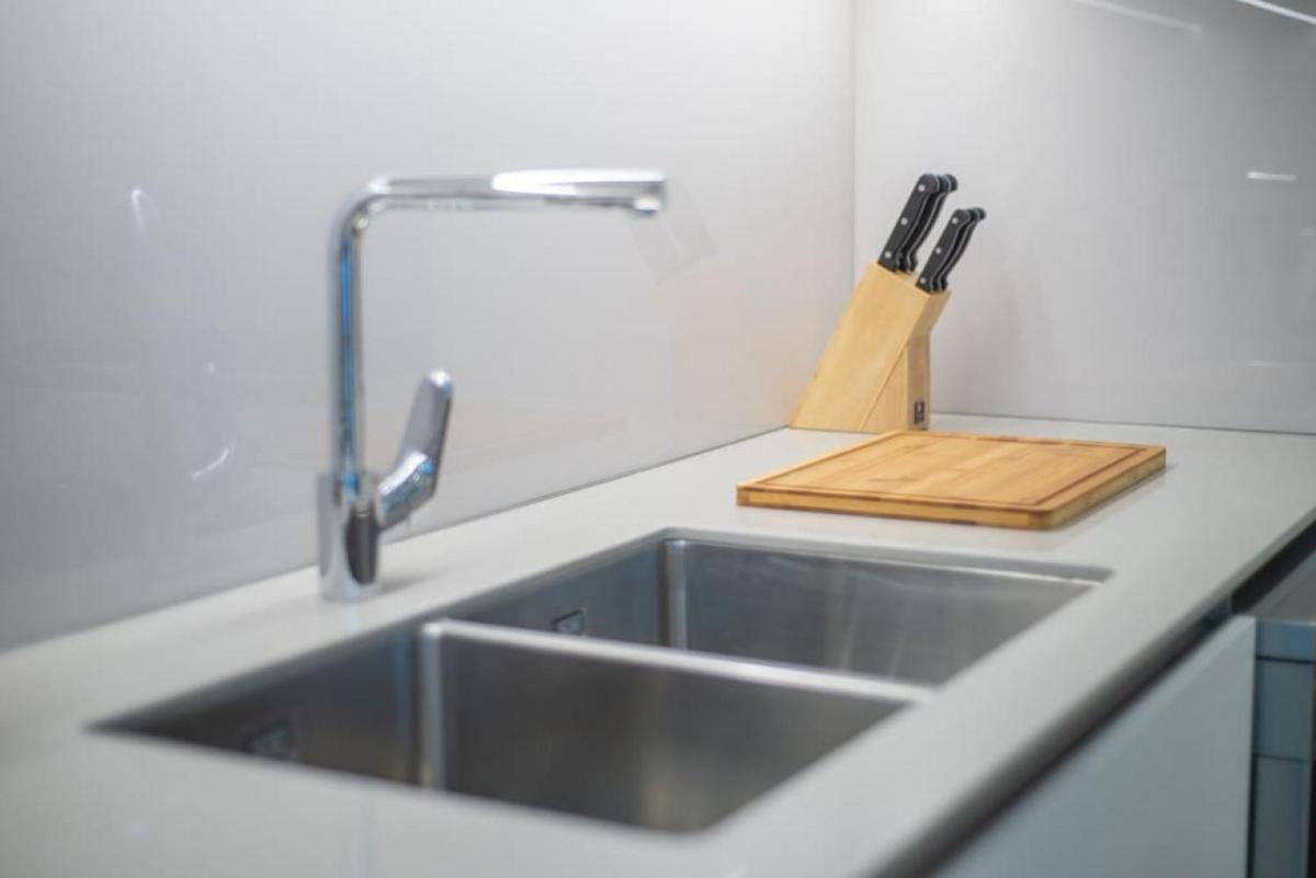 Exceptional high floor 3bed apartment by Suiteable