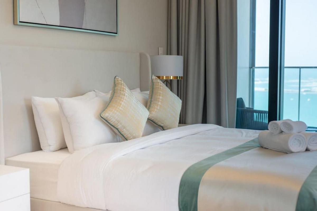 Exceptional high floor 3bed apartment by Suiteable