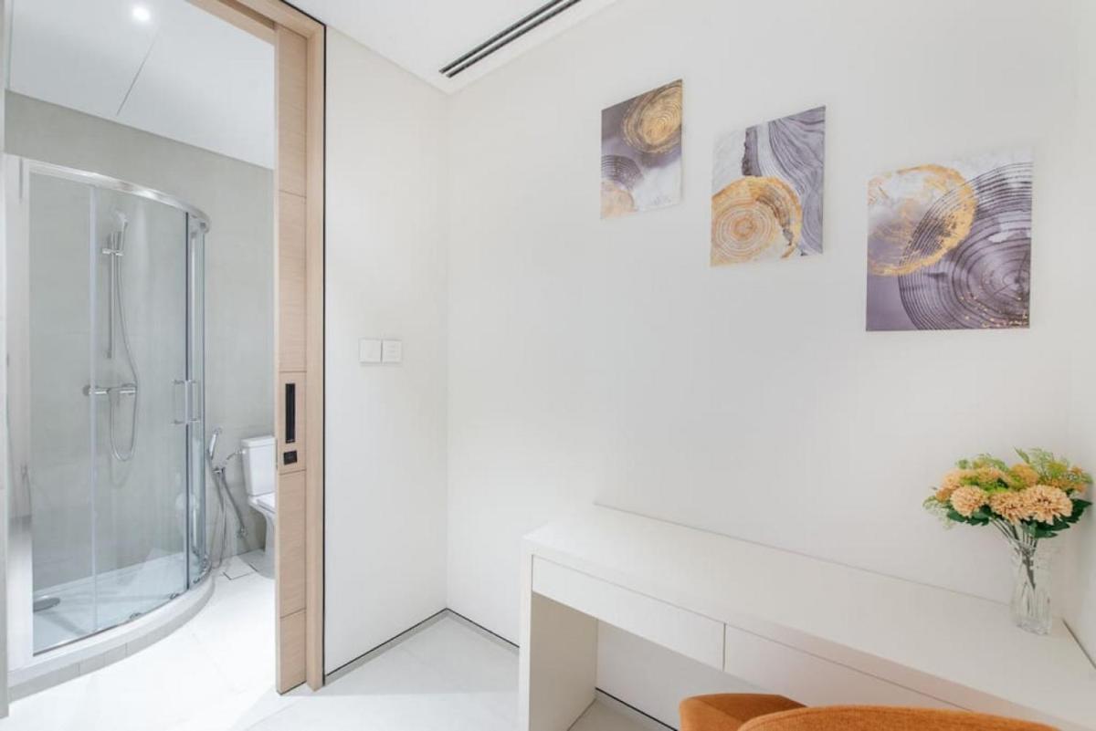 Exceptional high floor 3bed apartment by Suiteable