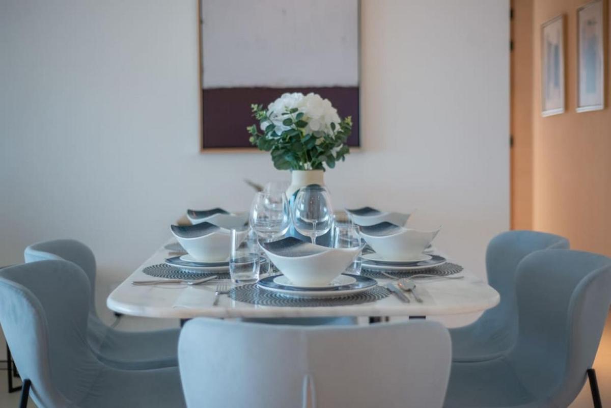 Exceptional high floor 3bed apartment by Suiteable